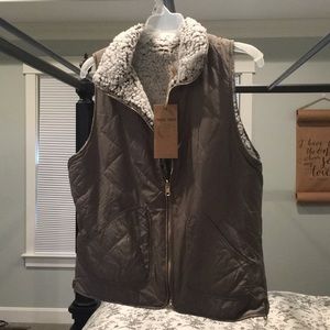 Thread and supply reversible Sherpa vest